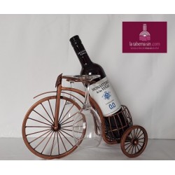 Soporte en forma de bicicleta para botella de vino con copas y rosa.