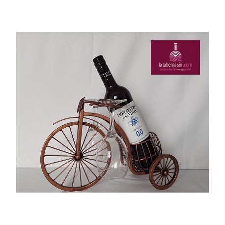 Soporte en forma de bicicleta para botella de vino con copas y rosa.